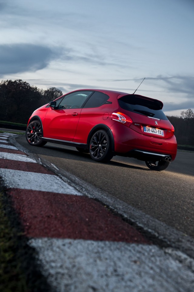 Photo officielle Peugeot 208 GTi 30th Rouge Rubi