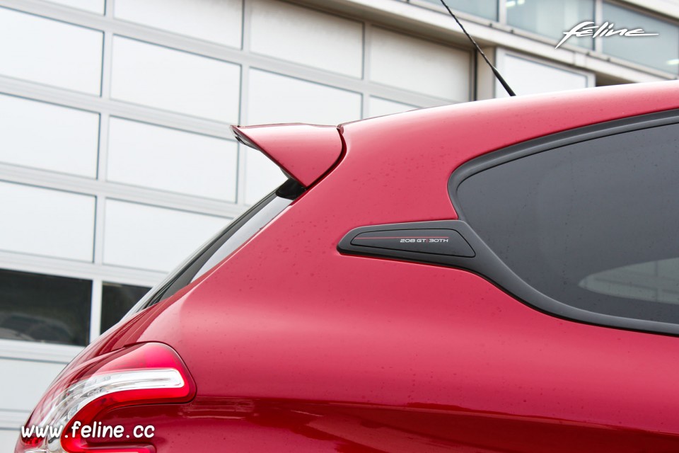 Photo enjoliveur de custode Peugeot 208 GTi 30th Rouge Rubi 1.6
