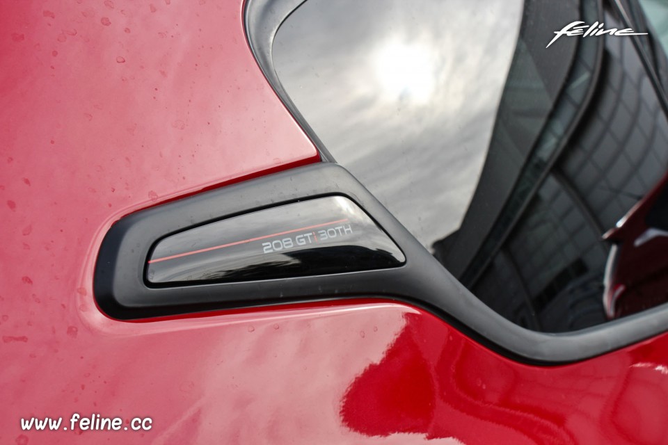 Photo emblème de custode Peugeot 208 GTi 30th Rouge Rubi 1.6 TH