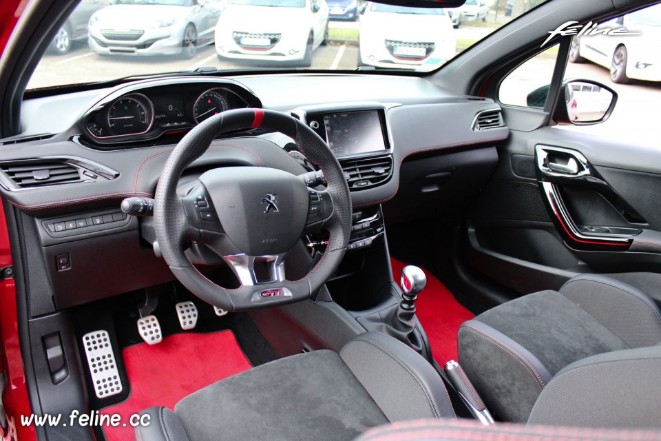 Photo intérieur Peugeot 208 GTi 30th Rouge Rubi 1.6 THP 208 ch
