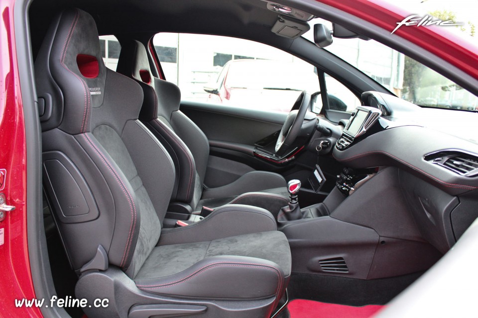 Photo habitacle Peugeot 208 GTi 30th Rouge Rubi 1.6 THP 208 ch