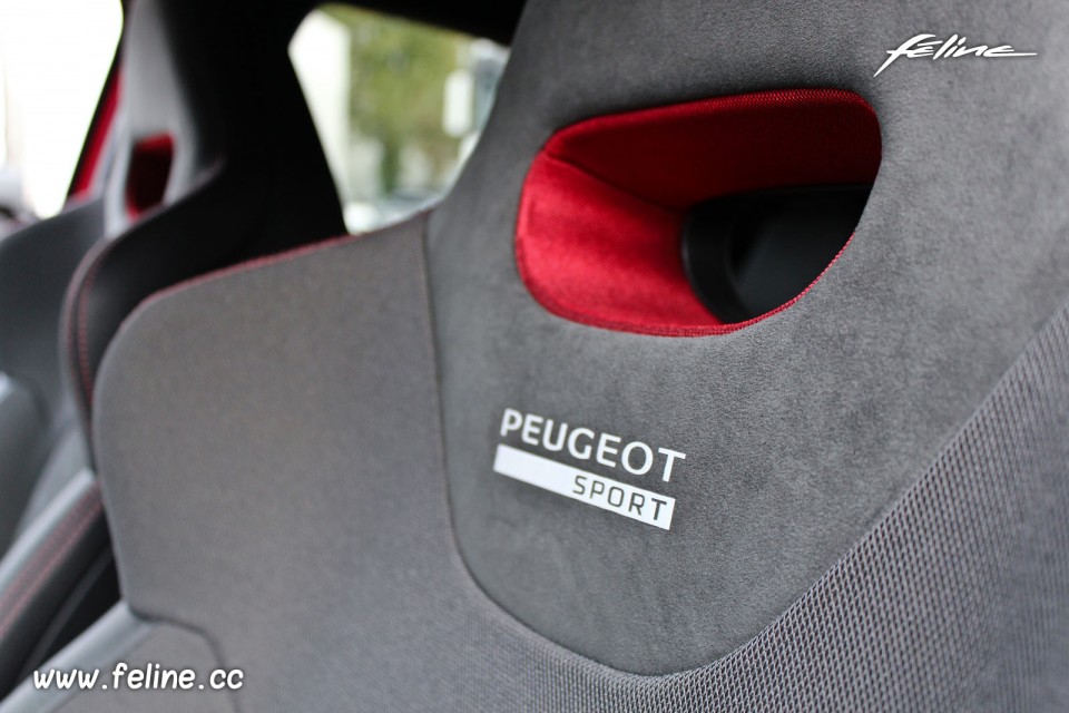 Photo détail Peugeot Sport siège baquet Peugeot 208 GTi 30th R