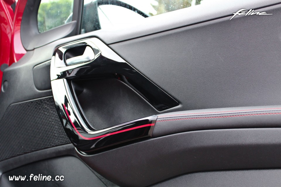 Photo poignée de porte Peugeot 208 GTi 30th Rouge Rubi 1.6 THP