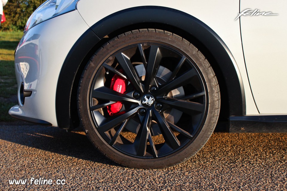 Photo jante 18 noir mat Peugeot 208 GTi 30th Blanc Perle Nacré