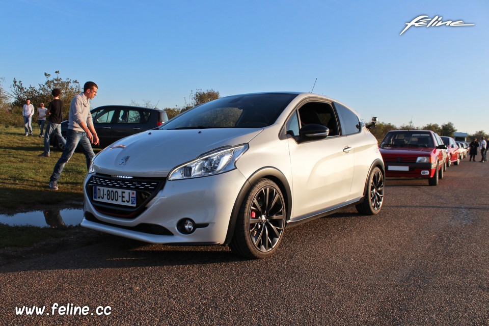 Photo Peugeot 208 GTi 30th Blanc Perle Nacré 1.6 THP 208 ch