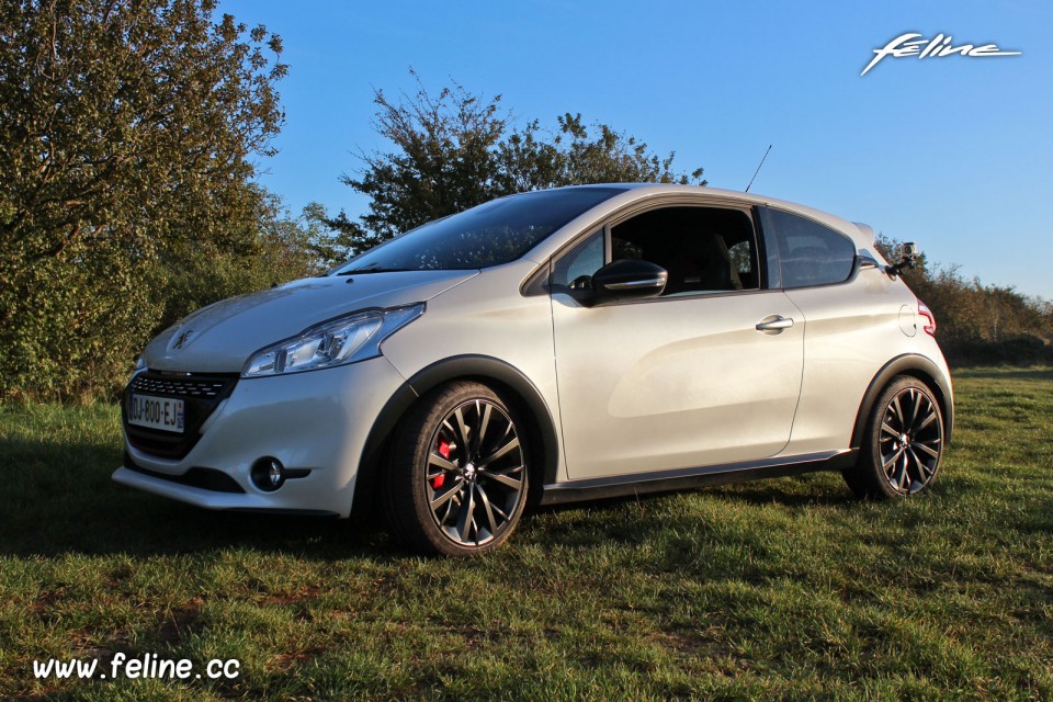 Photo Peugeot 208 GTi 30th Blanc Perle Nacré 1.6 THP 208 ch