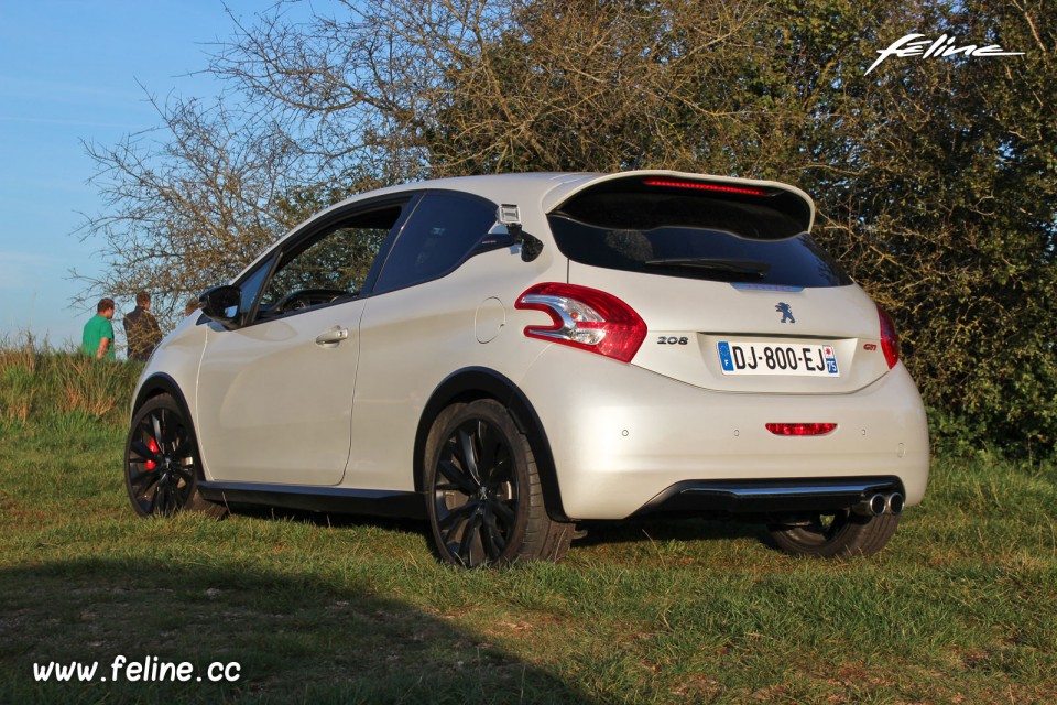 Photo Peugeot 208 GTi 30th Blanc Perle Nacré 1.6 THP 208 ch