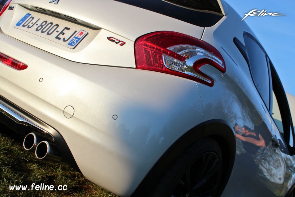 Photo Peugeot 208 GTi 30th Blanc Perle Nacré 1.6 THP 208 ch