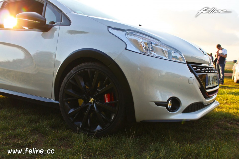 Photo Peugeot 208 GTi 30th Blanc Perle Nacré 1.6 THP 208 ch