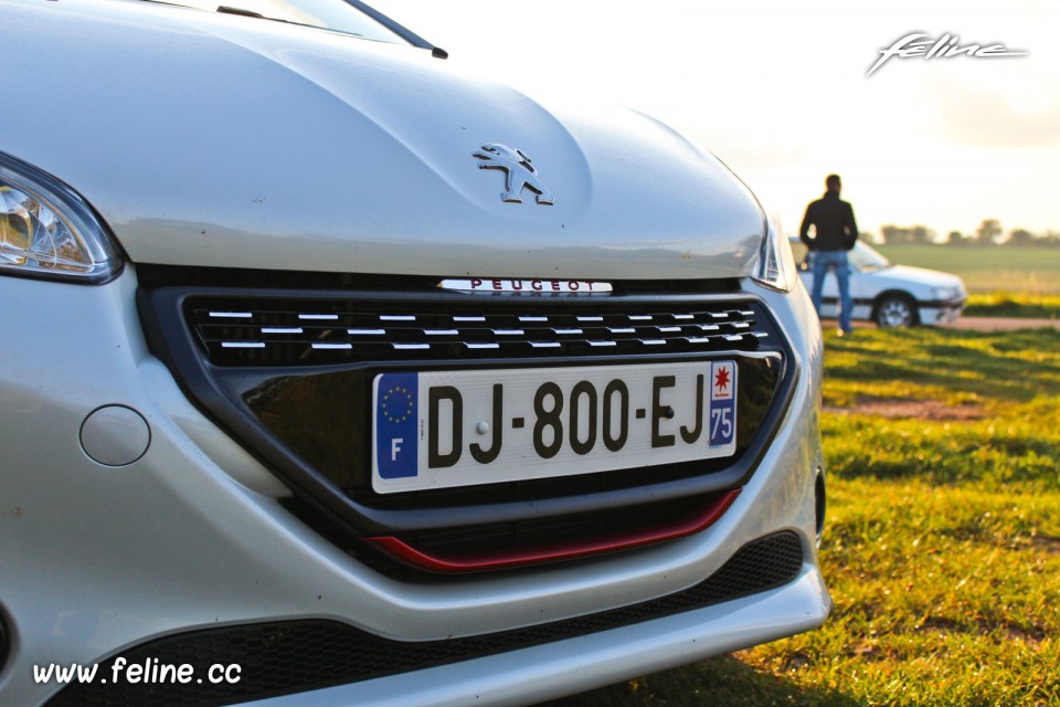 Photo calandre avant Peugeot 208 GTi 30th Blanc Perle Nacré 1.6