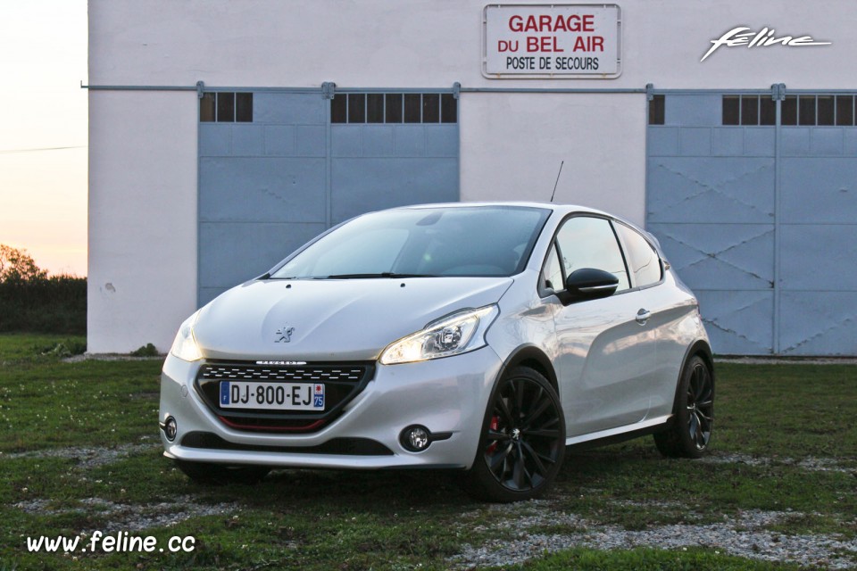 Photo Peugeot 208 GTi 30th Blanc Perle Nacré 1.6 THP 208 ch