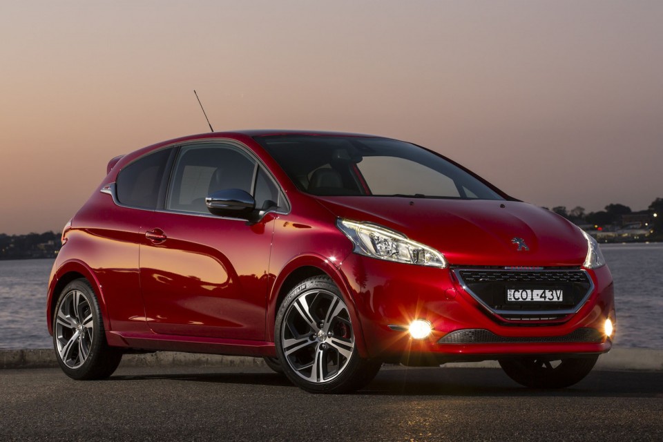 Photo officielle Peugeot 208 GTi Rouge Rubi, version AU (RHD) - 1-001