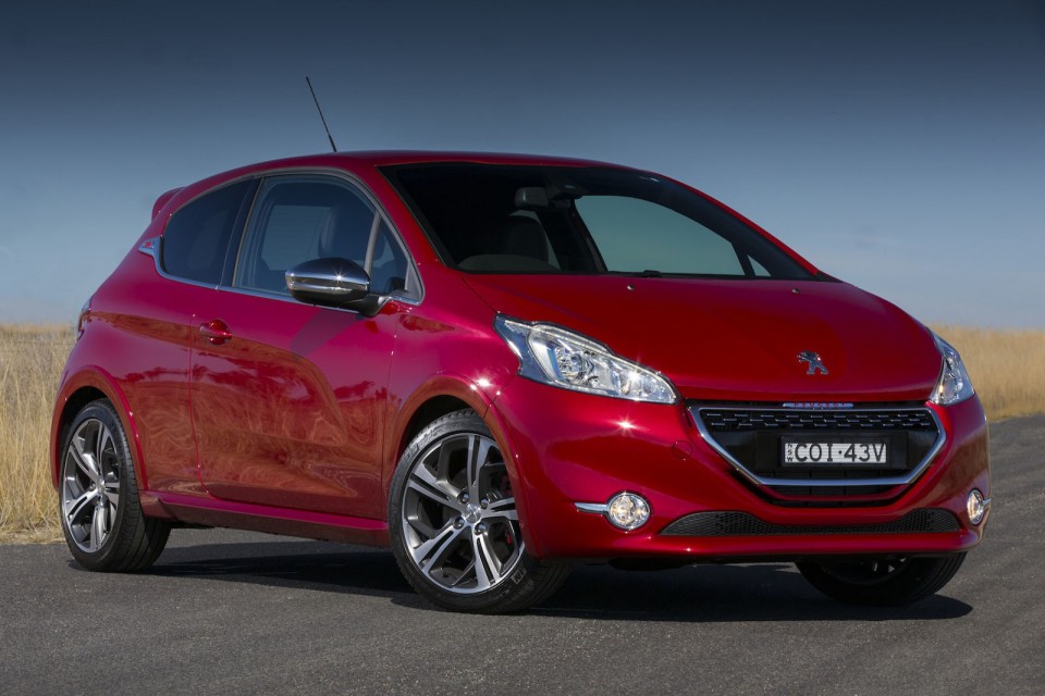 3/4 avant Peugeot 208 GTi Rouge Rubi, version AU (RHD) - 1-002