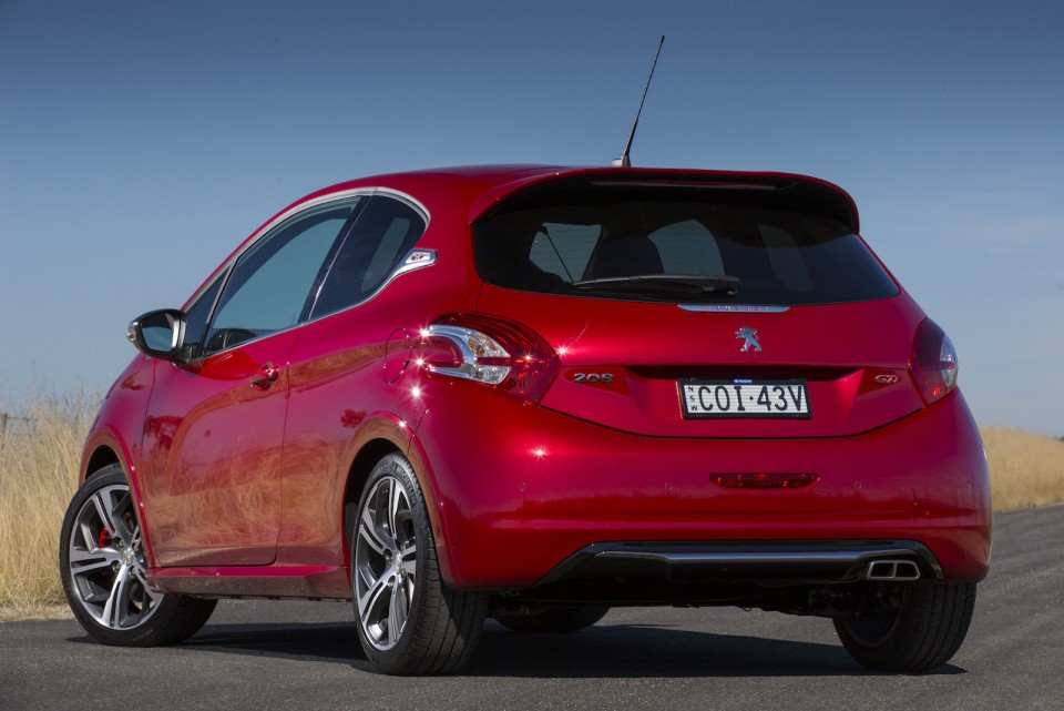 3/4 arrière statique Peugeot 208 GTi Rouge Rubi, version AU (RHD) - 1-003