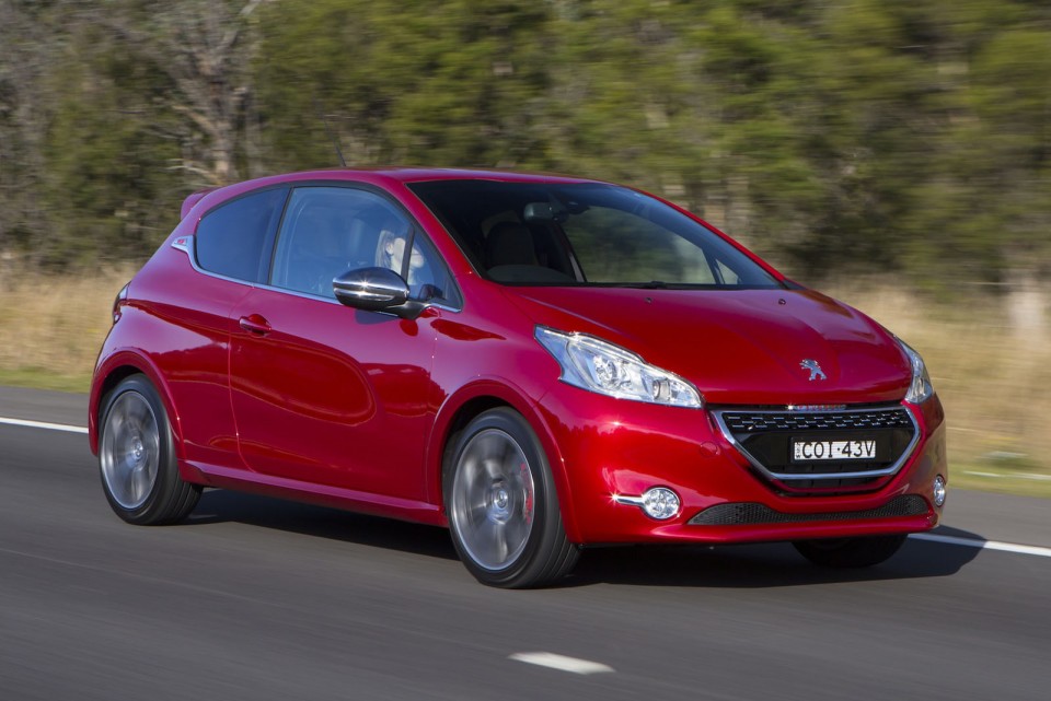 3/4 avant dynamique Peugeot 208 GTi Rouge Rubi, version AU (RHD) - 1-004