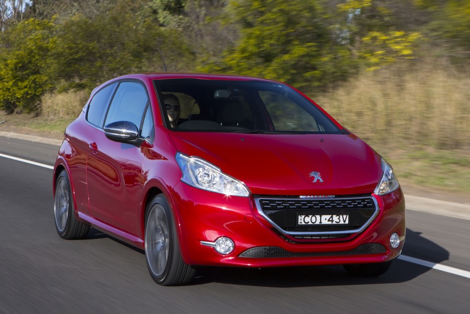 3/4 avant route Peugeot 208 GTi Rouge Rubi, version AU (RHD) - 1-005