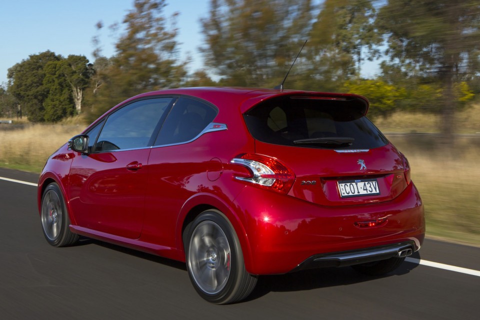 3/4 arrière route Peugeot 208 GTi Rouge Rubi, version AU (RHD) - 1-006
