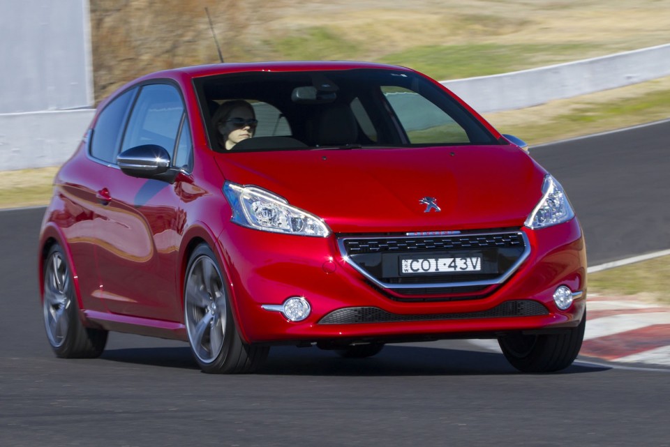 Photo Peugeot 208 GTi Rouge Rubi, version AU (RHD) - 1-007