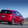 Photo 3/4 arrière route Peugeot 208 GTi Rouge Rubi, version AU (RHD) - 1-008