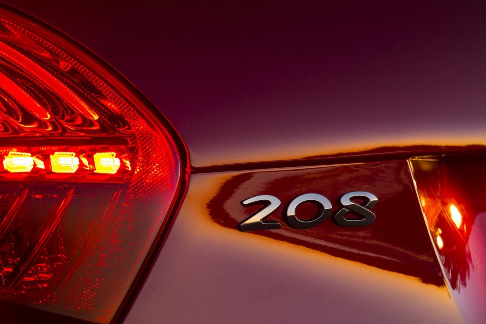 Sigle 208 coffre Peugeot 208 GTi Rouge Rubi, version AU (RHD) - 1-019