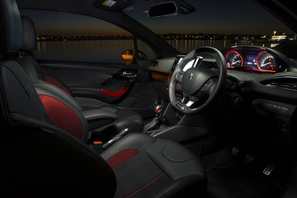 Intérieur Peugeot 208 GTi Rouge Rubi, version AU (RHD) - 1-020