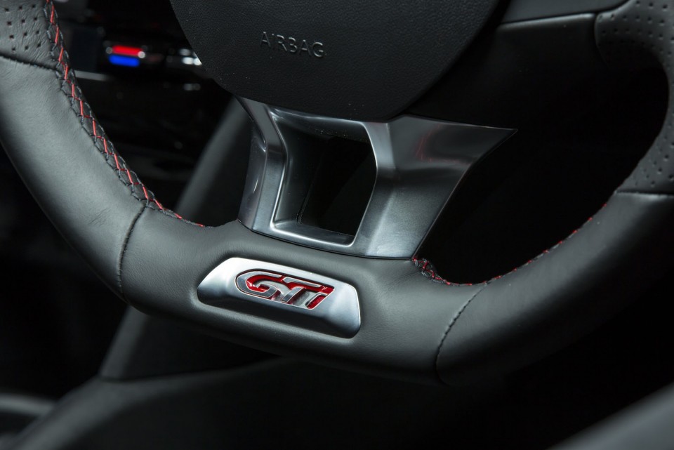 Sigle GTi volant cuir sport Peugeot 208 GTi Rouge Rubi, version AU (RHD) - 1-023
