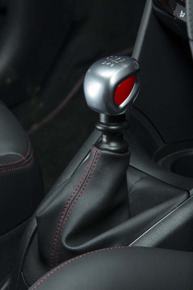 Pommeau alu Peugeot 208 GTi Rouge Rubi, version AU (RHD) - 1-024