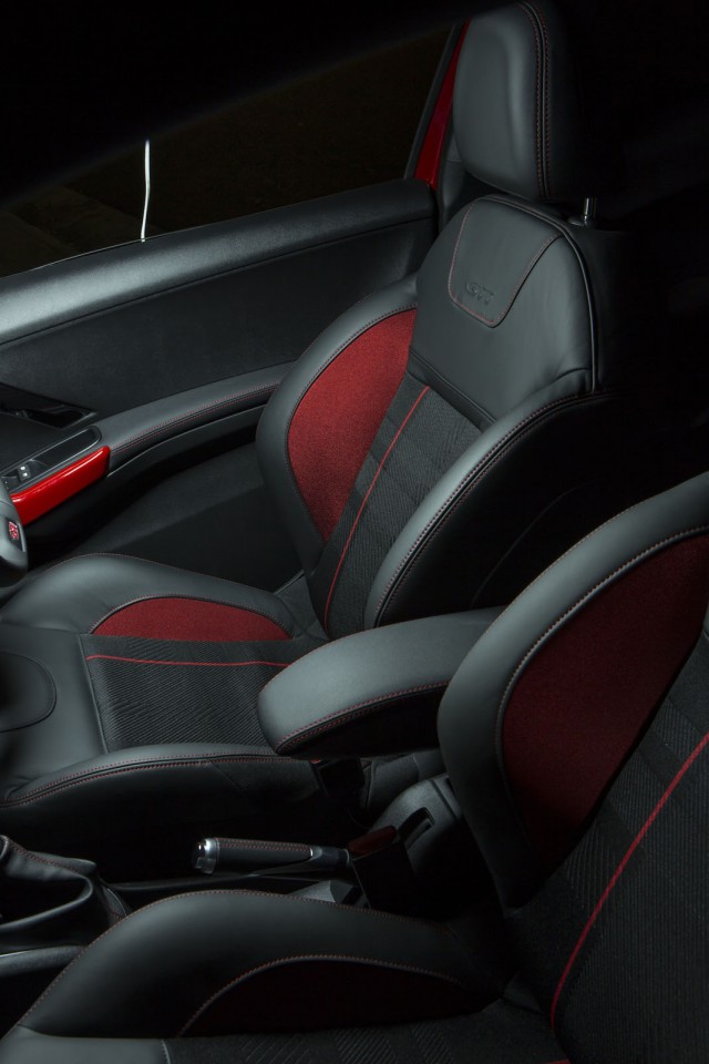 Sièges sport cuir Club Nappa et maille Caro Peugeot 208 GTi Rouge Rubi, version AU (RHD) - 1-025