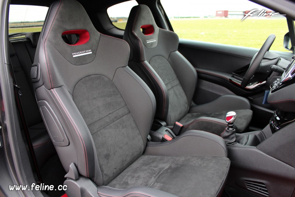 Photo sièges baquet Peugeot 208 GTi by Peugeot Sport 2017