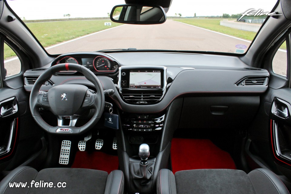 Photo tableau de bord Peugeot 208 GTi by Peugeot Sport 2017