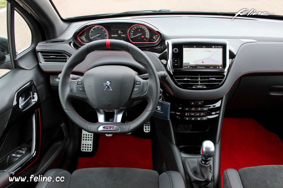 Photo poste de conduite i-Cockpit Peugeot 208 GTi by Peugeot Spo