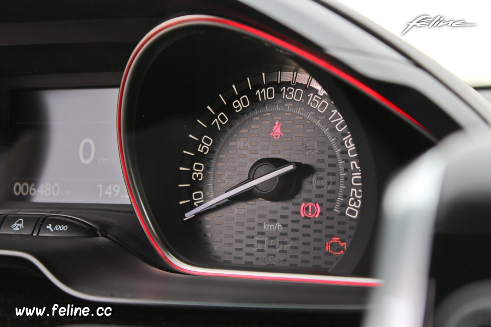 Photo détail fond de compteur damiers Peugeot 208 GTi by Peugeo