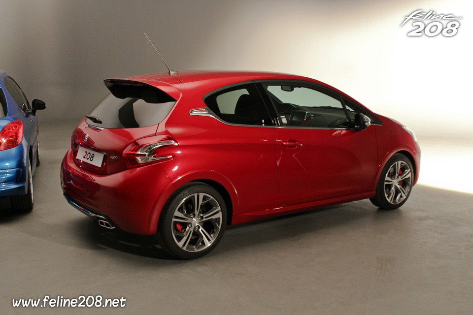 3/4 arrière Peugeot 208 GTi Rouge Rubi - 022