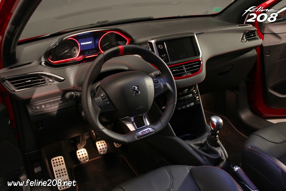 Intérieur et volant Peugeot 208 GTi Rouge Rubi - 026