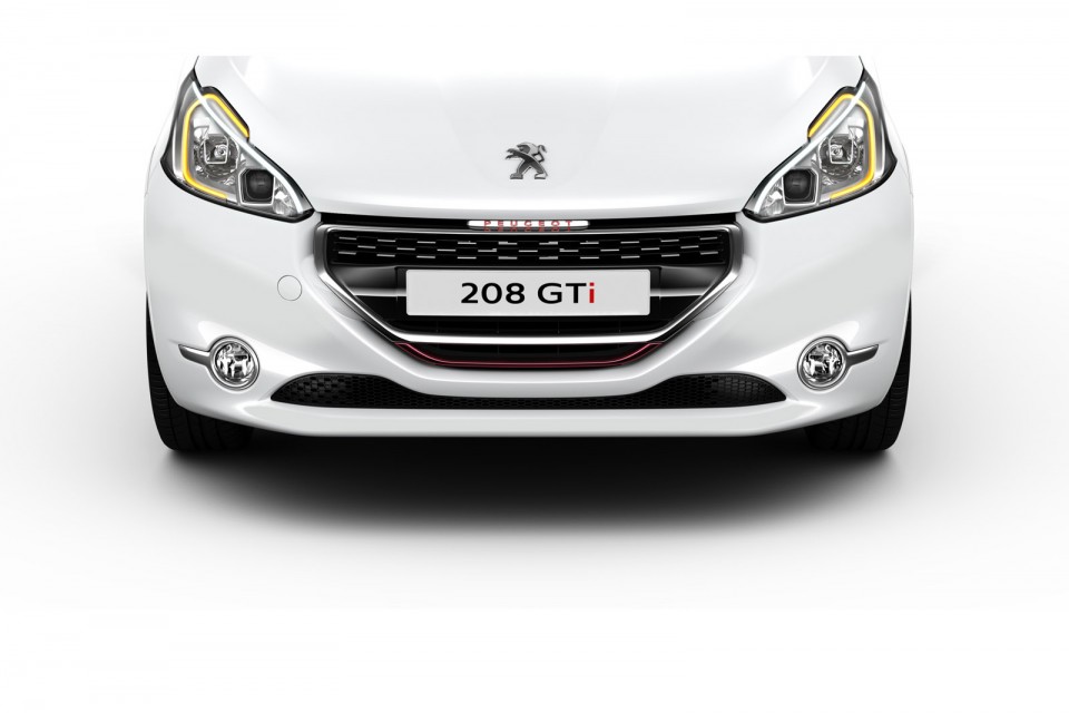 Face avant Peugeot 208 GTi Blanc Perle Nacré 05