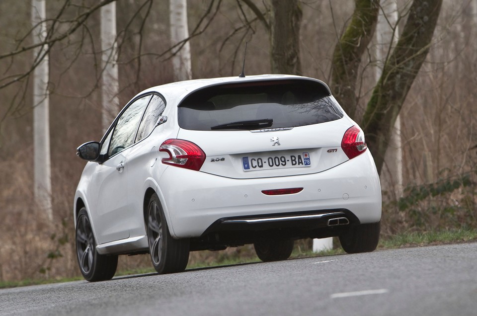 3/4 arrière Peugeot 208 GTi - Blanc Banquise - 1.6 THP 200 - 1-002