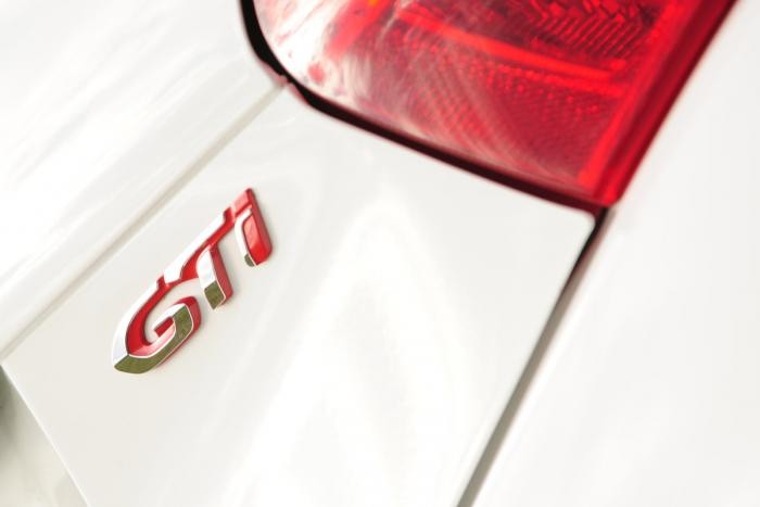 Sigle Peugeot 208 GTi - Blanc Banquise - 1.6 THP 200 - 1-006