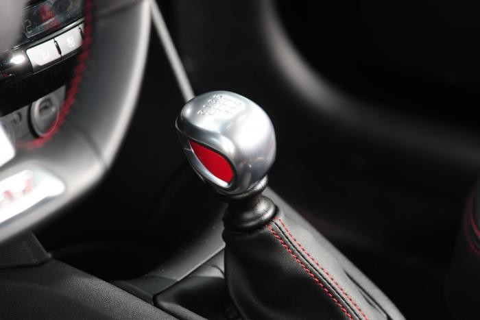 Levier de vitesse Peugeot 208 GTi - 1.6 THP 200 - 1-012
