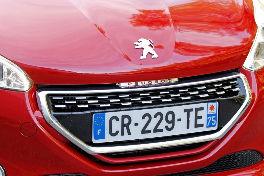 Calandre damiers Peugeot 208 GTi 1.6 THP 200 Rouge Rubi (2013) - 1-004