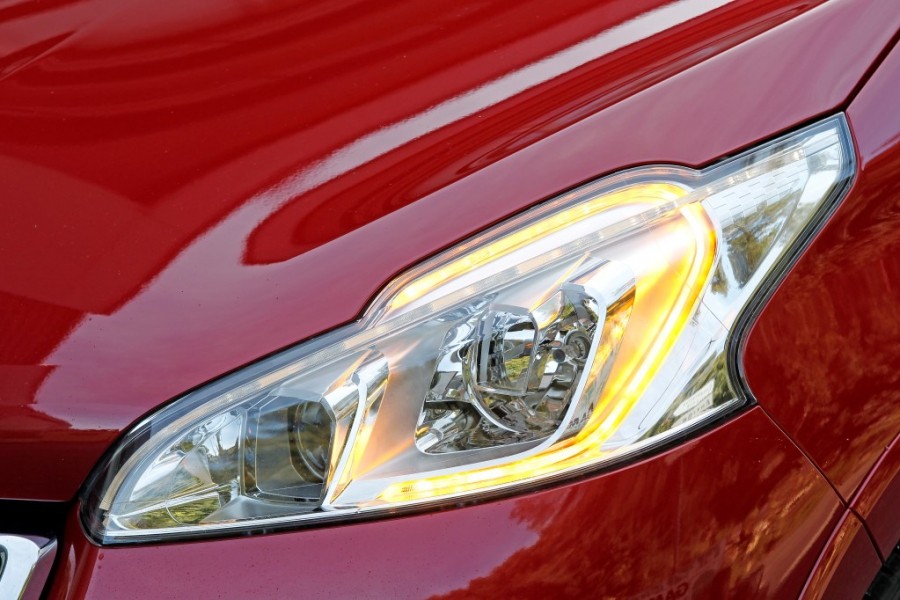 Projecteurs avant Premium LED Peugeot 208 GTi 1.6 THP 200 Rouge Rubi (2013) - 1-005