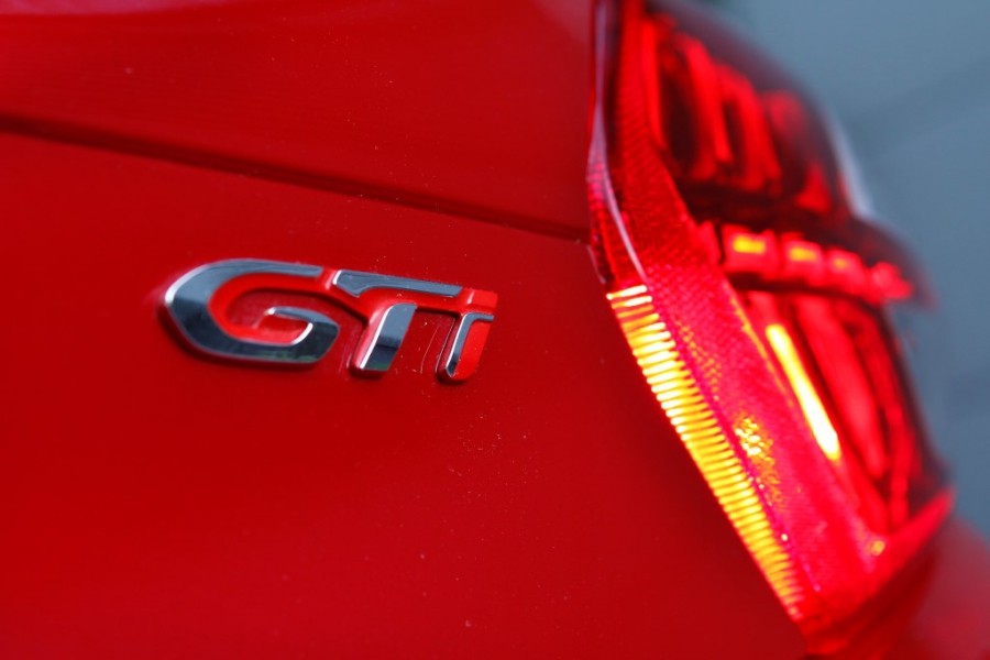 Sigle GTi Peugeot 208 GTi 1.6 THP 200 Rouge Rubi (2013) - 1-010
