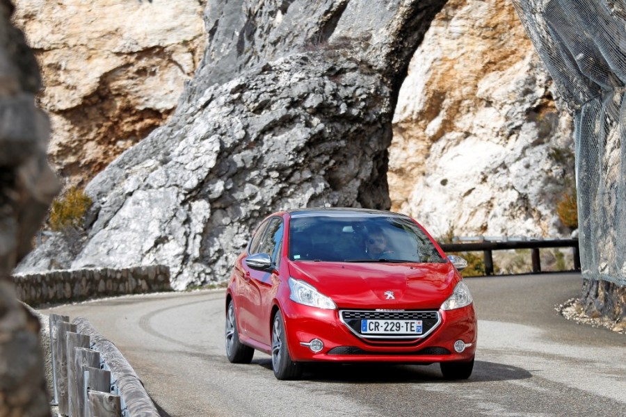 Essai Peugeot 208 GTi 1.6 THP 200 Rouge Rubi (2013) - 1-011