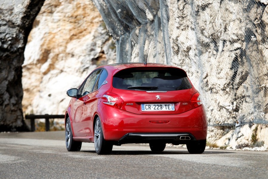 Essai Peugeot 208 GTi 1.6 THP 200 Rouge Rubi (2013) - 1-012