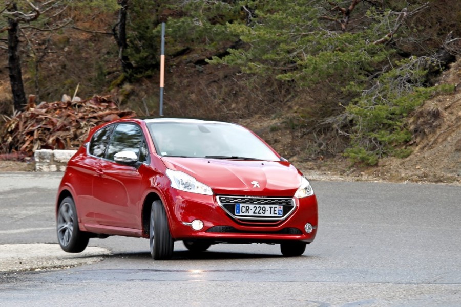 Test Peugeot 208 GTi 1.6 THP 200 Rouge Rubi (2013) - 1-023