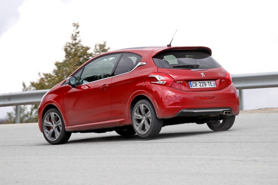 Essai Peugeot 208 GTi 1.6 THP 200 Rouge Rubi (2013) - 1-030