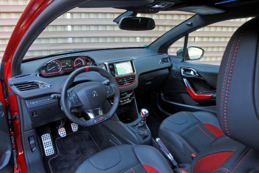 Intérieur Peugeot 208 GTi 1.6 THP 200 Rouge Rubi (2013) - 1-033