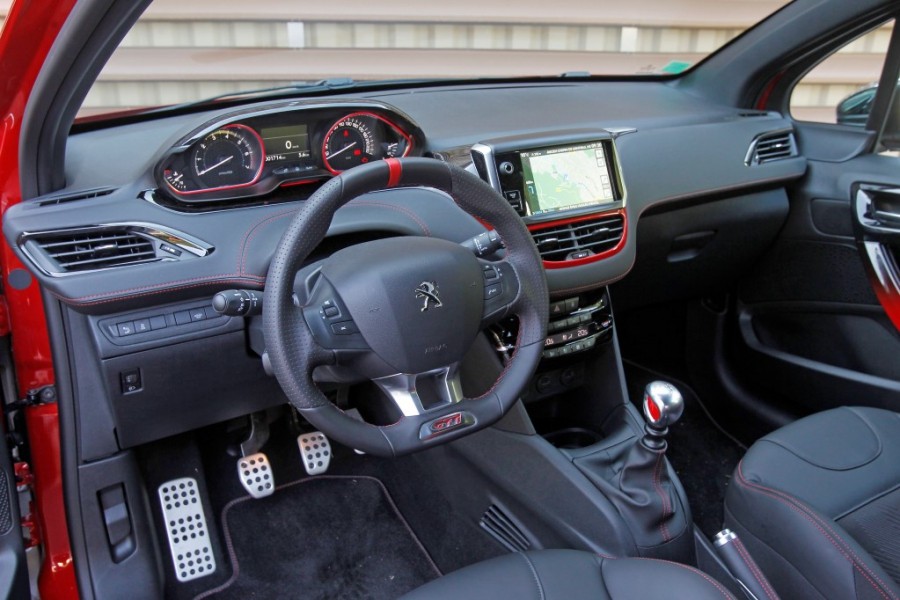 Poste de conduite Peugeot 208 GTi 1.6 THP 200 Rouge Rubi (2013) - 1-034