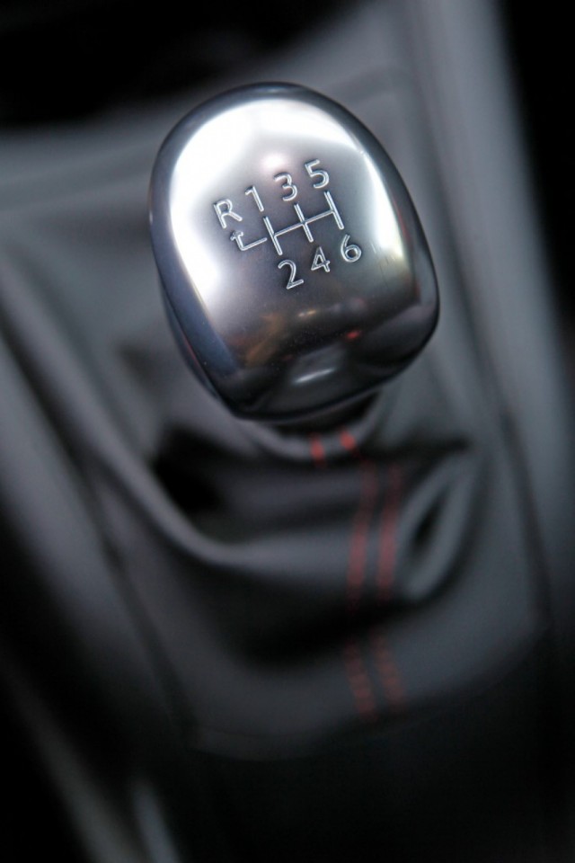 Pommeau alu Peugeot 208 GTi 1.6 THP 200 Rouge Rubi (2013) - 1-036