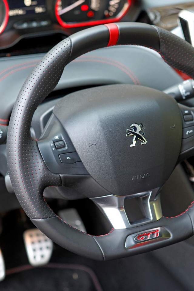 Volant cuir pleine fleur Peugeot 208 GTi 1.6 THP 200 Rouge Rubi (2013) - 1-042