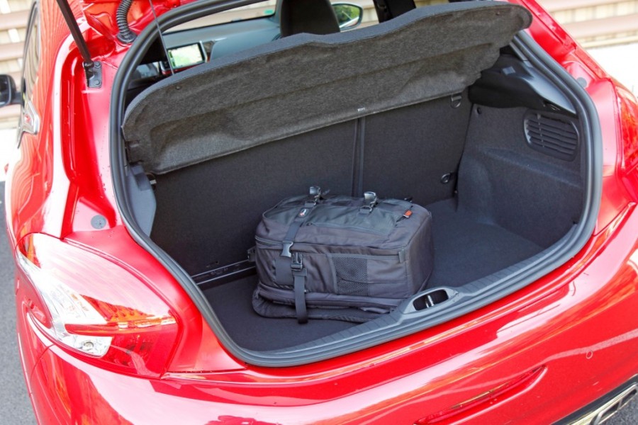 Coffre Peugeot 208 GTi 1.6 THP 200 Rouge Rubi (2013) - 1-045